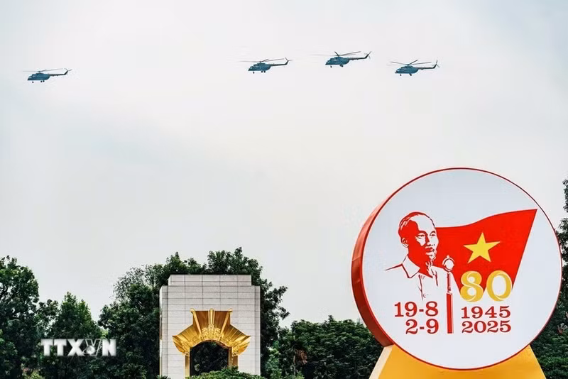 Formation d'hélicoptères survolant la place Ba Dinh. Photo : VNA.
