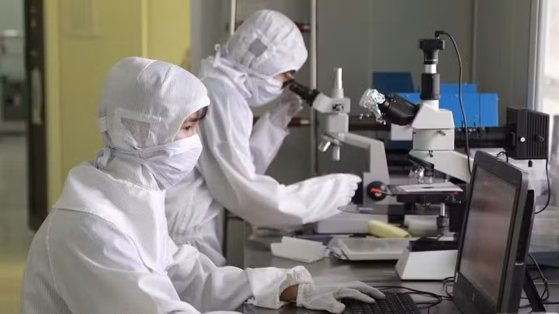 Le système de laboratoires modernes de la Faculté des sciences (Université nationale du Vietnam, Hanoï) est dédié à la formation et à la recherche en technologie des semi-conducteurs. Photo : NDEL.