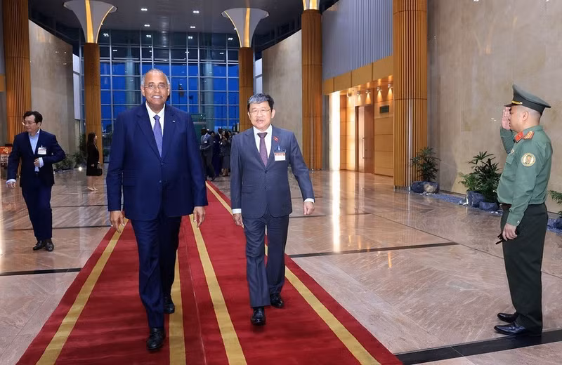 Le président de l’Assemblée nationale (AN) de Côte d’Ivoire, Patrick Achi (à gauche) a été accueilli à l'aéroport de Noi Bai par Vu Hai Ha, vice-président permanent de la Commission de la défense, de la sécurité et des affaires étrangères de l’AN vietnamienne. Photo : NDEL.