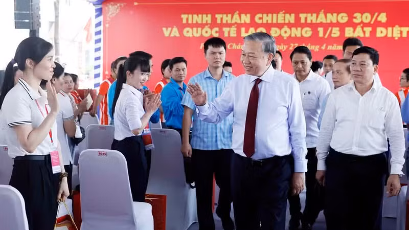 Le secrétaire général du Parti et président de la République To Lam rencontre des travailleurs de Hô Chi Minh-Ville. Photo: VNA.