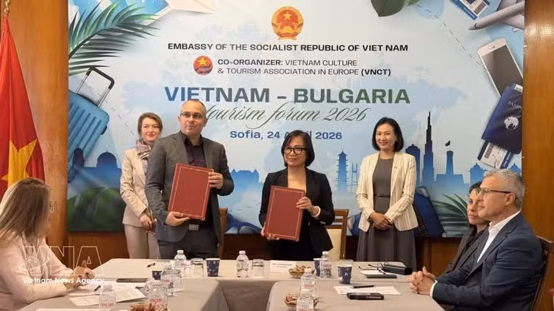 Signature d'un protocole d'accord (MoU) entre la VNCT et l’Union bulgare de balnéologie et de tourisme thermal (BUBSPA), visant à intensifier l'échange d'informations et l'organisation de voyages d'étude (FAM trips). Photo: VNA