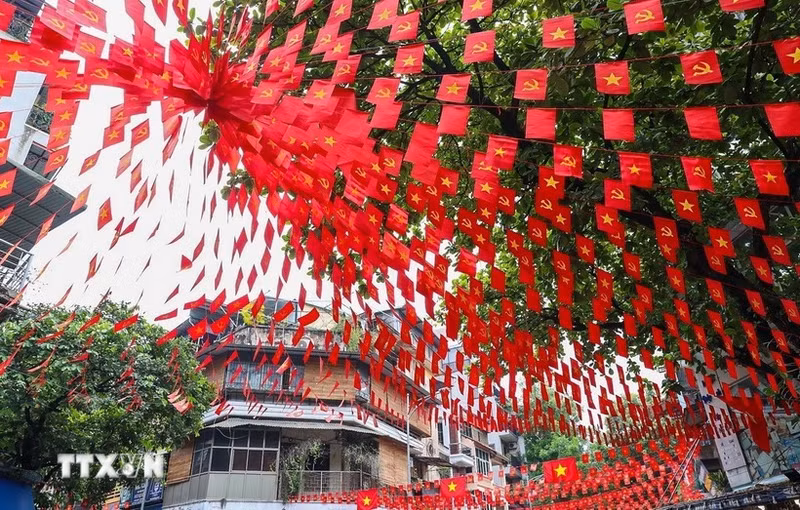Une rue de Hanoï parée de rouge avec les drapeaux nationaux à l'approche de la Fête nationale. Photo : VNA.