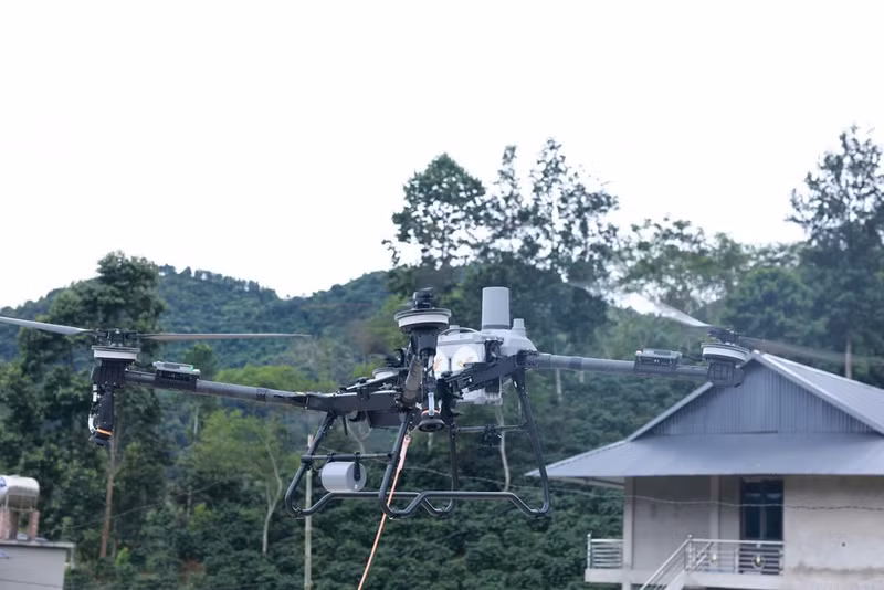 Essais de drones (UAV) à Dien Bien pour le développement de l'économie spatiale à basse altitude. Photo : MST