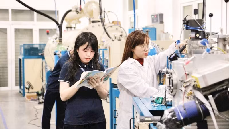 Des étudiants de l'Université nationale du Vietnam s'exercent en laboratoire. Photo : NDEL.