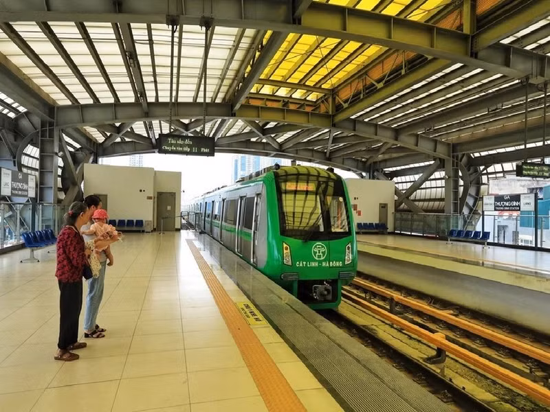 Du 30 août au 2 septembre, à l’occasion du 80e anniversaire de la Fête nationale du 2 septembre, habitants et visiteurs de la capitale pourront bénéficier de la gratuité sur l’ensemble des moyens de transport public subventionnés, comprenant 128 lignes de bus et deux lignes de métro. Photo : VNA.