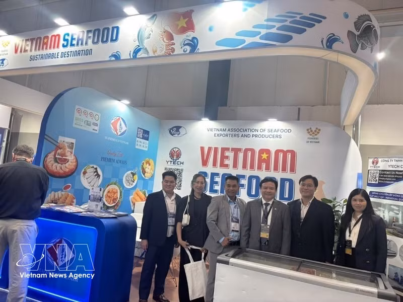 L'ambassadeur Bui Van Nghi et des représentants des entreprises vietnamiennes participant au Salon latino-américain des produits de la mer 2026. Photo : VNA.