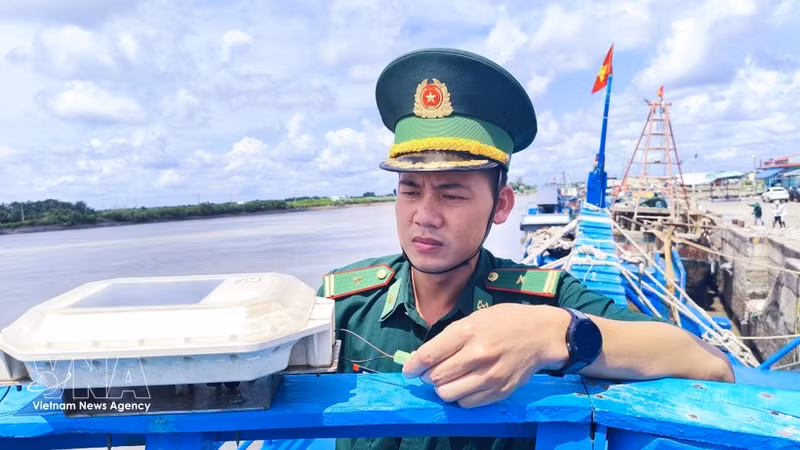 Le commandant Phan Minh Vuong, chef du poste de contrôle frontalier de Ganh Hao, dans la province de Ca Mau, vérifie lui-même le système de surveillance des navires par satellite (VMS) à bord d’un bateau de pêche. Photo : VNA.