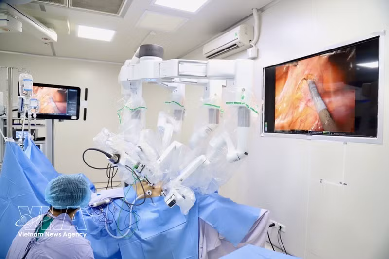 Grâce à la chirurgie robotique par laparoscopie, les médecins ont réalisé avec succès une intervention complexe. Photo : VNA.