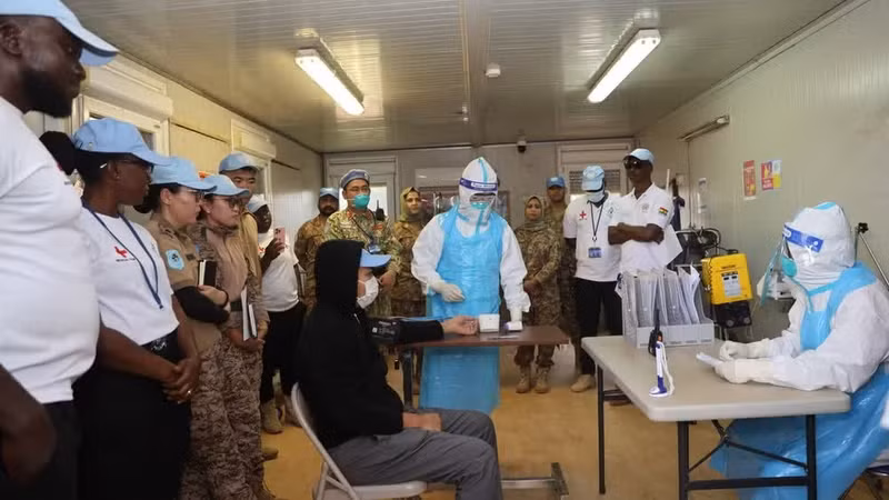 L'hôpital de campagne de niveau 2 n° 7 du Vietnam, déployé dans le cadre de la Mission de maintien de la paix des Nations Unies au Soudan du Sud, organise un atelier thématique et un exercice complet sur la réponse à une épidémie d'Ebola. Photo : NDEL