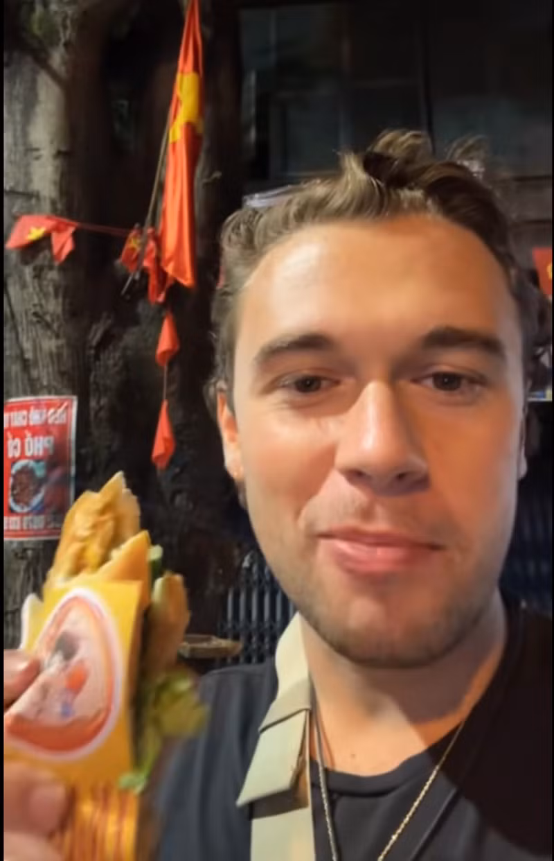 Un touriste américain s’exclame « wow » en dégustant un bánh mì vietnamien. Photo : dantri.vn