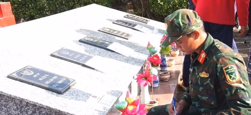 Chaque étape du prélèvement biologique est réalisée avec soin, dans le strict respect des procédures techniques. Photo : antv.gov.vn