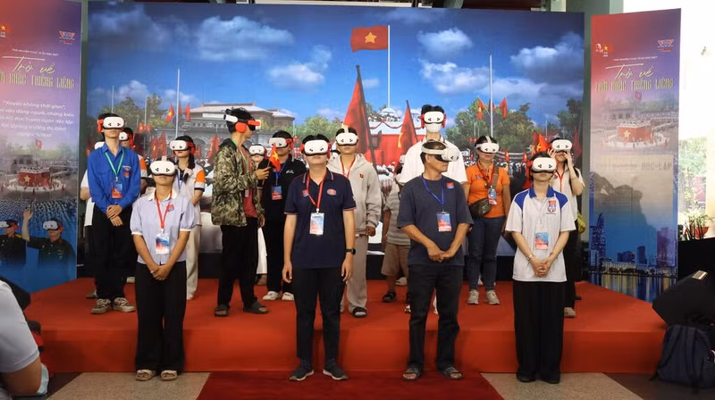 Environ 6 000 visiteurs ont participé au programme "Retour à un moment sacré" à Hô Chi Minh‑Ville. Photo : CVN.