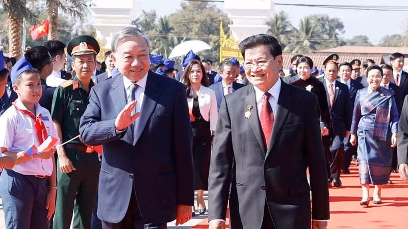 Le secrétaire général To Lam (à gauche) et le secrétaire général et président du Laos, Thongloun Sisoulith. Photo : VNA.