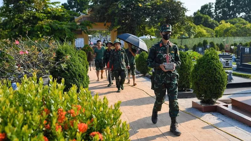 Les dépouilles des soldats tombés au combat ont été transportées sur place par des officiers et des soldats pour des prélèvements d'ADN. Photo : NDEL.