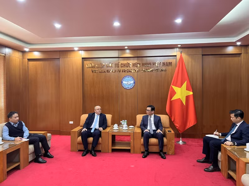 Le vice-président de l’Union des organisations d’amitié du Vietnam, Dong Huy Cuong, reçoit le vice-ambassadeur de Cuba au Vietnam, Joy Puentes Saldise. Photo : thoidai.com.vn
