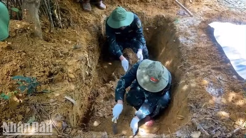 Des cadres et des membres de l’équipe 192 procèdent à l’exhumation des restes d’un soldat tombé au combat dans la commune de Nam Dong, ville de Hue. Photo : NDEL.