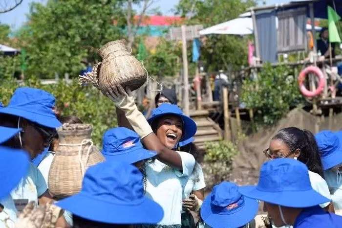 La recherche de crabes et la collecte d’escargots permettent aux candidates de vivre une expérience au plus près de la nature à Do Son. Photo : baoquocte.vn