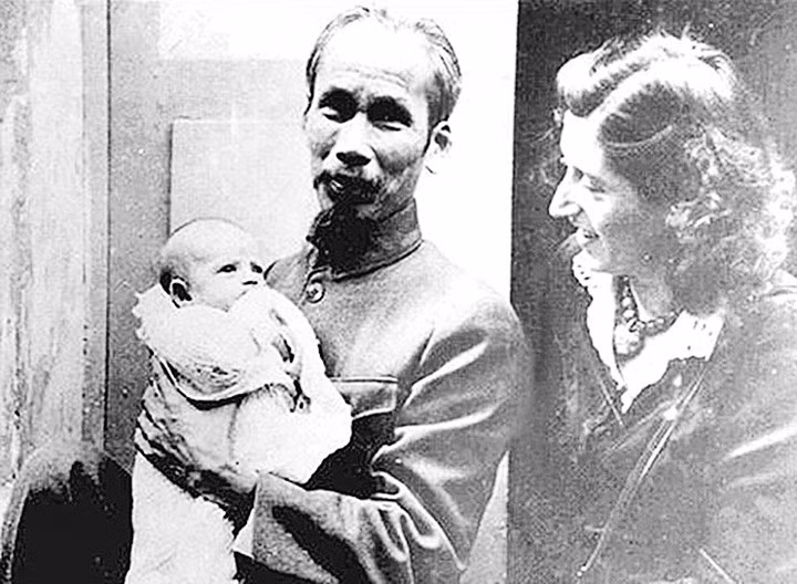 Le Président Hô Chi Minh tenant sa filleule Babette dans ses bras. Photo : VOV.