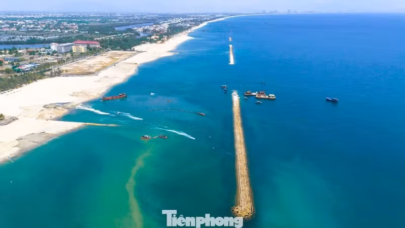 La plage de Cua Dai subit une érosion continue depuis de nombreuses années. Les larges étendues de sable se rétrécissent progressivement, de nombreuses portions de la digue sont menacées, ce qui affecte directement le tourisme et les moyens de subsistance des habitants. Photo : tienphong.vn