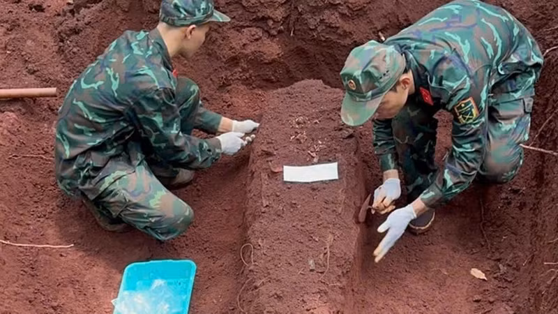 Des soldats de l'équipe K76 recueillent avec soin les restes de martyrs dans la zone limitrophe de la ville de Dong Nai. Photo : NDEL.