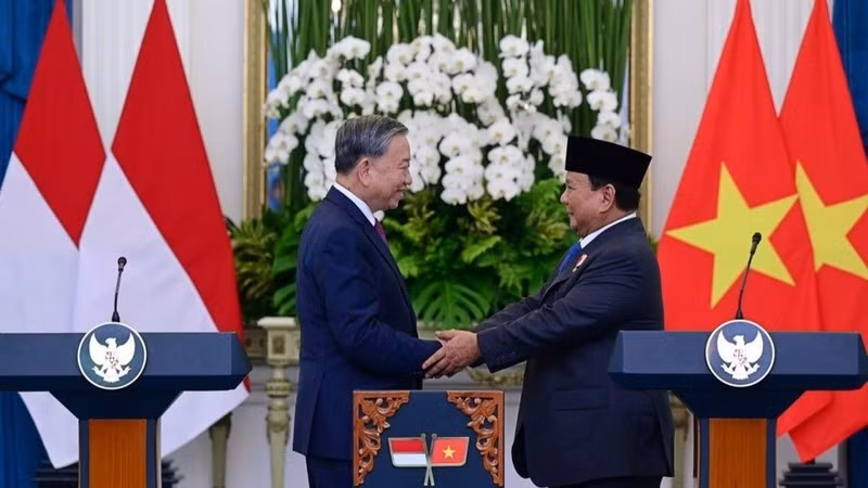 Le secrétaire général du Parti, To Lam, et le président Prabowo Subianto lors d'une conférence de presse annonçant l'élévation des relations entre le Vietnam et l'Indonésie au rang de partenariat stratégique intégral en mars 2025. Photo : NDEL.