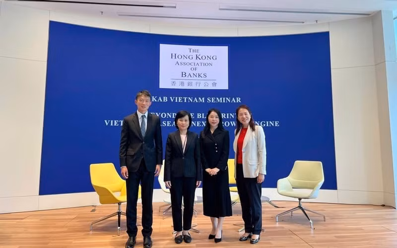 Le Duc Hanh, consule générale du Vietnam à Hong Kong (deuxième à partir de la gauche), et des délégués participant à l'événement. Photo : VNA.