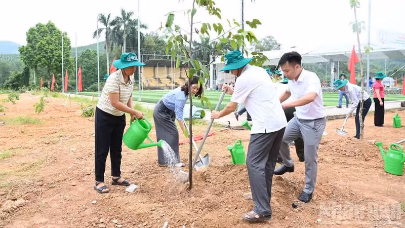 Cette année, le Vietnam répond au thème des Nations Unies : « Identifier les ressources foncières - Respecter la nature - Restaurer les écosystèmes », soulignant le rôle des terres, des forêts, des ressources en eau et des écosystèmes naturels dans le développement durable. Photo : NDEL