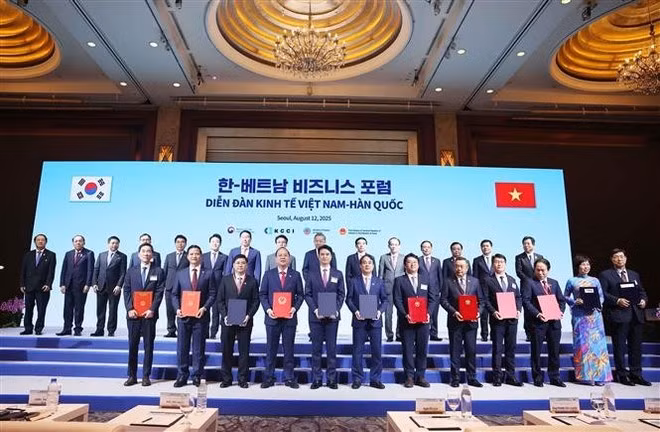 Cérémonie de remise des accords de coopération lors du Forum économique Vietnam-République de Corée à Séoul. Photo: VNA