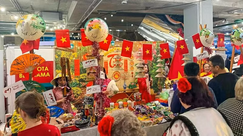 Le stand vietnamien au marché de Noël international caritatif de Minsk 2025. Photo : baoquocte.vn