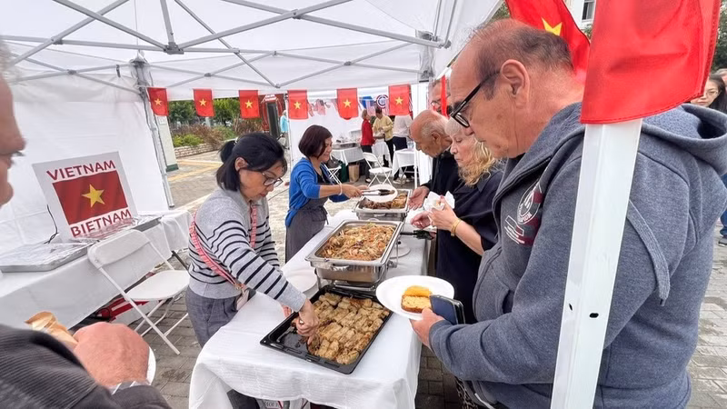 Des grecs s'intéressent à la cuisine vietnamienne. Photo : NDEL.