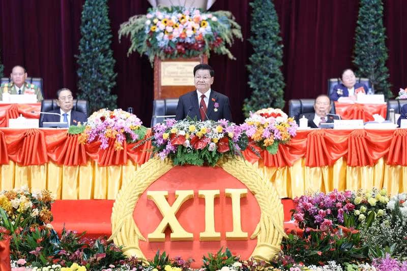 Le secrétaire général du Comité central du Parti révolutionnaire populaire lao, Thongloun Sisoulith, prononce le discours de clôture du 12e Congrès national du Parti révolutionnaire populaire lao. Photo : VNA. 