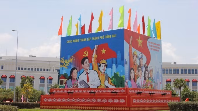 Paneau célébrant la création de la ville de Dong Nai. Photo : sggp.org.vn