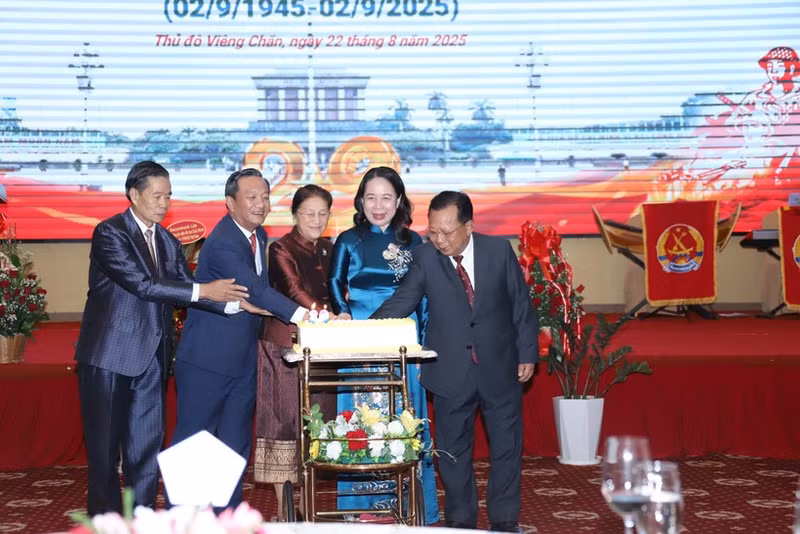 La vice-présidente vietnamienne Vo Thi Anh Xuan et la vice-présidente lao Pany Yathotou ainsi que les délégués découpent un gâteau d'anniversaire lors de l’événement. Photo : VNA.