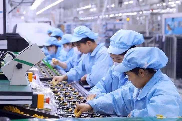 La main-d’œuvre jeune et férue de technologies au Vietnam crée un environnement propice au développement de secteurs tels que les services numériques, la fintech, le commerce électronique et la logistique intelligente. Photo : VOV