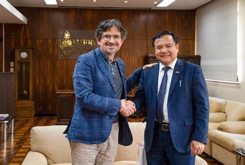 L'ambassadeur du Vietnam au Brésil, Bui Van Nghi (droite), et le vice-recteur de l'UFRGS, le professeur Pedro de Almeida Costa. Photo : ambassade du Vietnam au Brésil