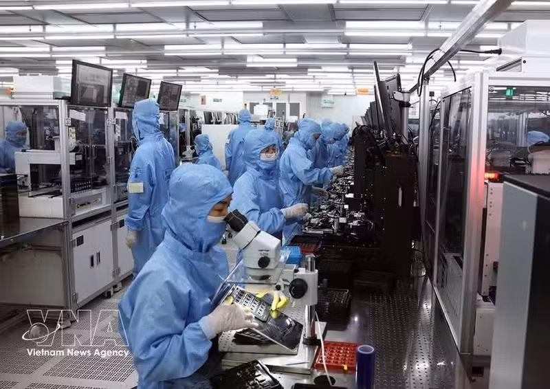 Ligne de production de modules de caméras et de composants électroniques destinés à l’exportation à l’usine de MCNEX VINA Co., Ltd., entreprise à capitaux sud-coréens implantée dans la zone industrielle de Phuc Son, province de Ninh Binh. Photo : VNA.