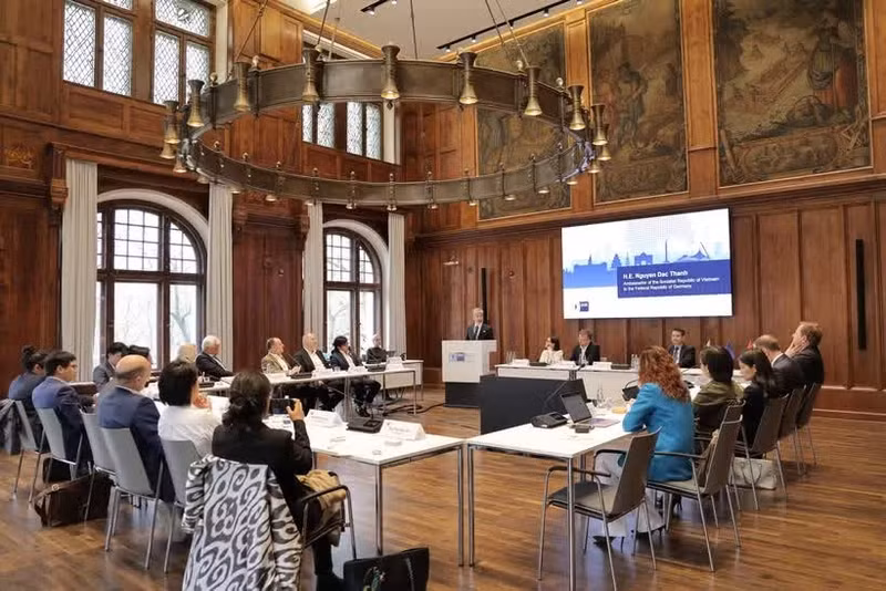 Table ronde en Bavière visant à dynamiser les liens commerciaux entre les entreprises vietnamiennes et cet État du sud-est de l'Allemagne. Photo : VNA.