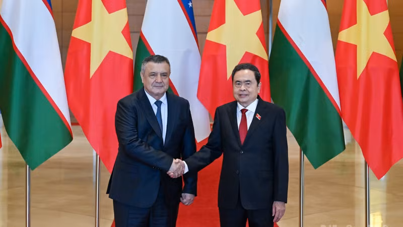 Le président de l’Assemblée nationale du Vietnam (AN), Trân Thanh Mân (droite) et Nuriddin Ismoilov, président de la Chambre législative (Chambre basse) du Parlement d’Ouzbékistan. Photo: NDEL