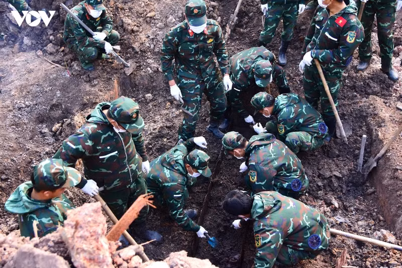 L'équipe de recherche et de récupération poursuit l'élargissement de la zone de recherche dans la zone B du parc Le Thi Rieng. Photo : VOV.