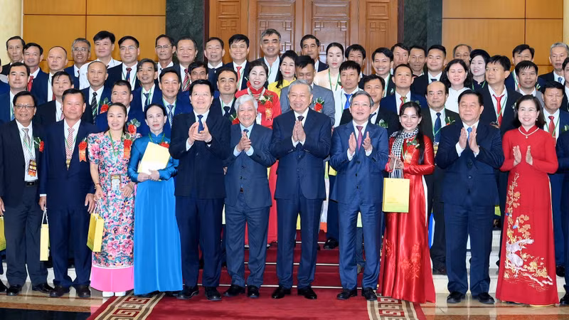 Le secrétaire général du Parti communiste du Vietnam, To Lam et des délégués. Photo : NDEL.