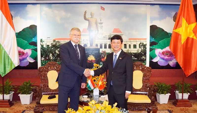 Le secrétaire adjoint du Comité municipal du Parti et président du Conseil populaire de Ho Chi Minh-Ville, Vo Van Minh (droite) et le président de l’Assemblée nationale de Hongrie, Kover Laszlo, en visite officielle au Vietnam. Photo : VNA.
