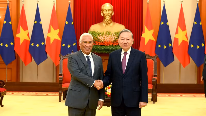 Le secrétaire général du Parti, To Lam (à droite), reçoit le président du Conseil européen, António Costa. Photo : NDEL.