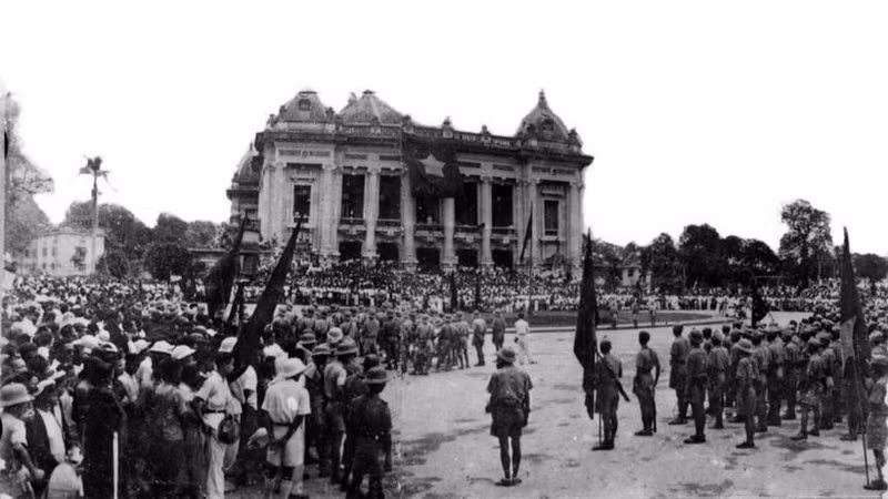 Les journées bouillonnantes d’août à Hanoï. La Révolution d’Août ouvre une ère nouvelle au Vietnam, celle où le peuple prend en main son pays et son destin. Photo d’archives : VNA.