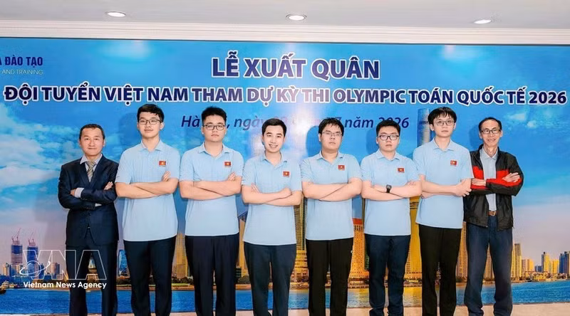La délégation nationale vietnamienne, composée de six étudiants participant aux OIM 2026, remporte deux médailles d'or, trois d'argent et une de bronze. Photo : VNA.