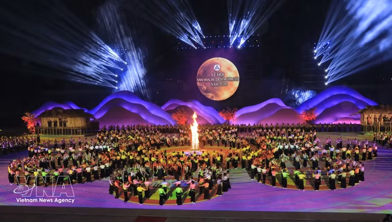 Un numéro artisstique lors de la cérémonie d'ouverture du Festival culturel et touristique de Muong Lo 2026. Photo : VNA