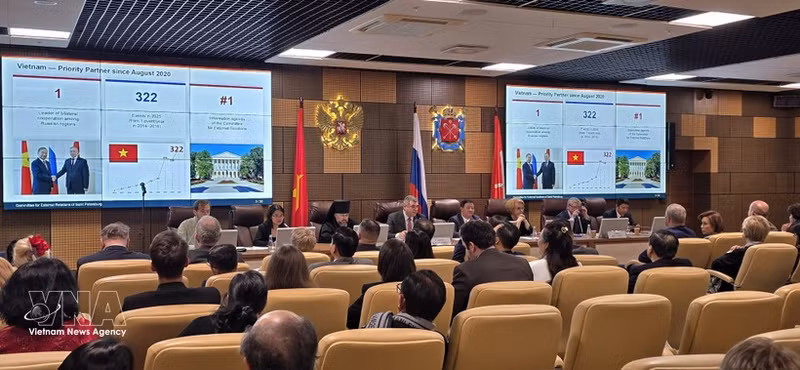 Présentation de réalisations du Vietnam au Forum de la diplomatie populaire Vietnam-Russie à Saint-Pétersbourg. Photo : VNA.