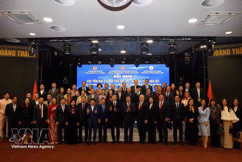 Les délégués posent pour une photo de groupe lors de la conférence de promotion du commerce et des investissements avec des entreprises tchèques organisée par la province de Phu Tho au centre commercial Sapa, à Prague, le 27 octobre. Photo : VNA.
