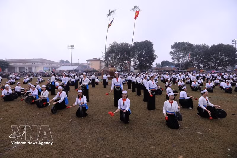 Spectacle de gongs de l'ethnie Muong de la province de Phu Tho. Photo : VNA.