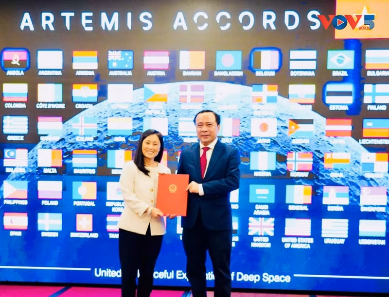 Le ministre des Sciences et des Technologies, Vu Hai Quân, reçoit le document officialisant l’adhésion du Vietnam des mains de Jennifer Wicks, ambassadrice des États-Unis au Vietnam. Photo: VOV