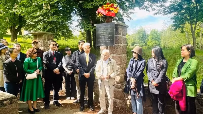 Le Duc Duong, ancien élève de l'école Käthe-Kollwitz-Heim (vêtu d'une chemise claire), a fait revivre ses souvenirs de l'honneur qu'il a eu d'accueillir le Président Hô Chi Minh durant l'été 1957. Photo : NDEL